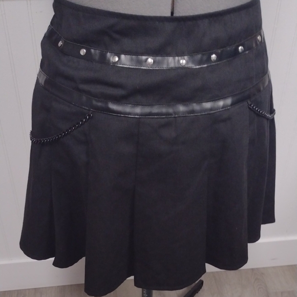 Chic Black Mini Skirt with Chain Accents Goth - Picture 4 of 14
